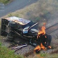 Normalistas queman vehículo en Tiripetío y bloquean carretera