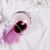 Sacar las manchas de vino tinto de tu ropa nunca fue tan fácil: el efectivo truco con 2 ingredientes