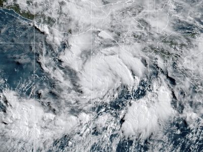 Huracán Erick se intensifica a ciclón de categoría 3 mientras se acerca a la costa sur de México