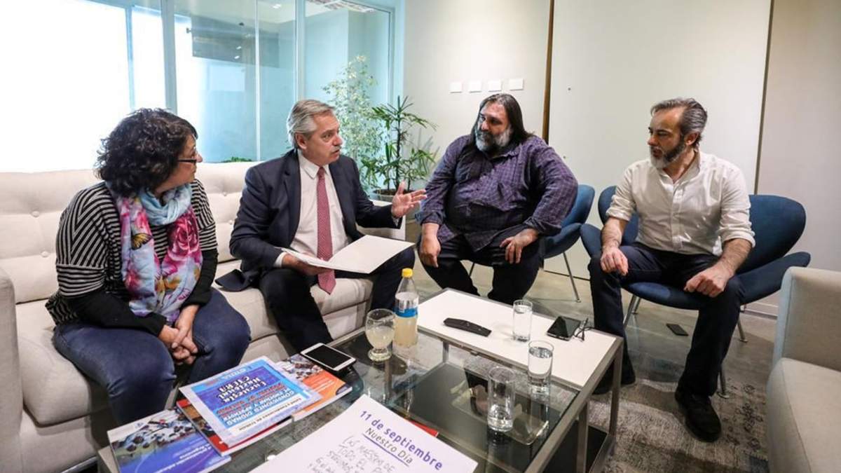 Fernández con docentes (foto: Twitter).