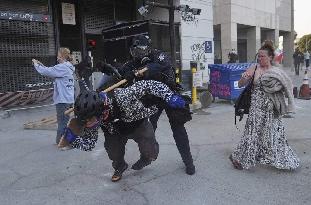 Agente del Departamento de Seguridad Interior de Estados Unidos, golpea a un manifestante, después de que autoridades federales realizaron una redada en Los Ángeles, California, el 6 de junio de 2025