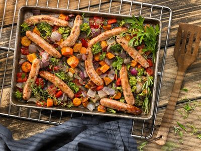 Salchichas de pollo y brócoli: la receta que te va a resolver la próxima juntada en casa