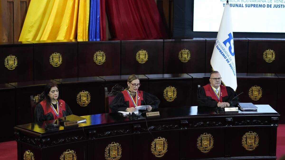 La presidenta de la Corte Suprema, Caryslia Rodríguez, habla en el tribunal que está realizando una auditoría de los resultados controvertidos de las elecciones presidenciales en Caracas