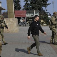 El presidente de Ucrania amplía su gira por zonas del frente