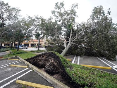 Ian inunda el suroeste de Florida; hay gente atrapada (videos)