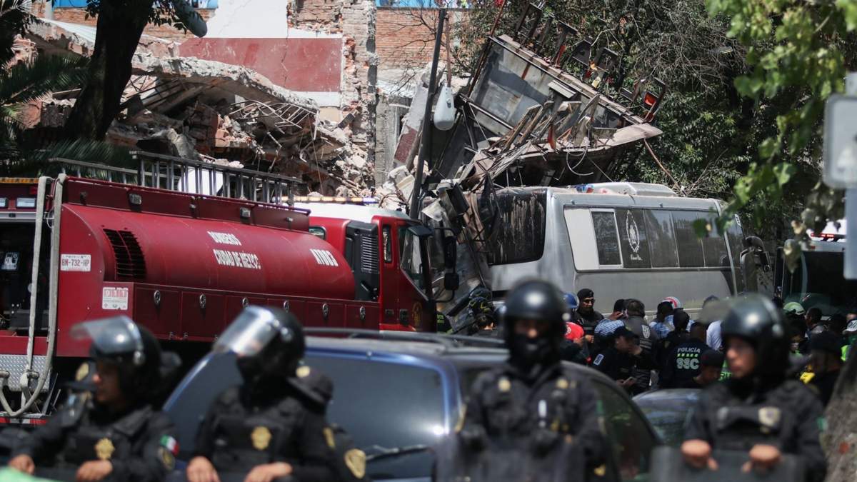 Policias, protección civil y bomberos llegaro al lugar del colapso