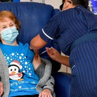 Recibe segunda dosis la primera persona vacunada en Reino Unido