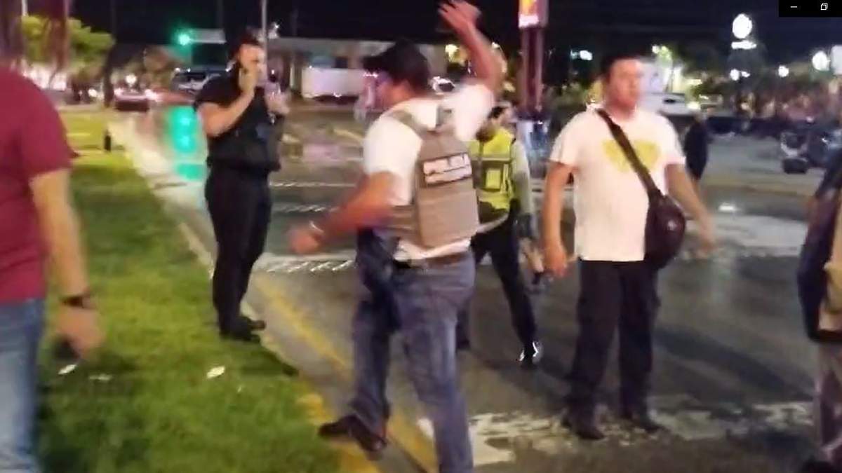 Policía de Playa del Carmen estrella celular contra el suelo, durante disuasión de bloqueo carretero