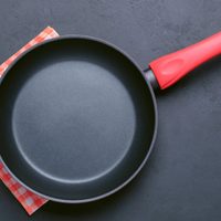 Con 1 ingrediente de cocina, el truco para recuperar tu vieja sartén y que ya no se pegue