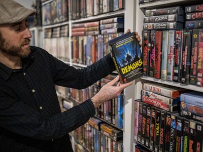 Todo vuelve: los VHS se revalorizan por la nostalgia y atraen cada vez a más coleccionistas