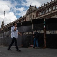 Ante marcha de Ayotzinapa, Sheinbaum dice que no caerán en provocaciones y justifica uso de vallas
