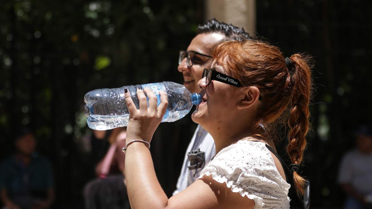 La ola de calor obliga a la compra de bebidas para hidratarse