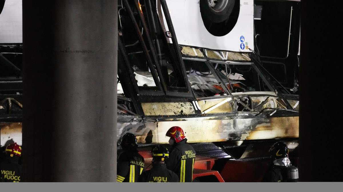 Bomberos italianos trabajan en el lugar del accidente