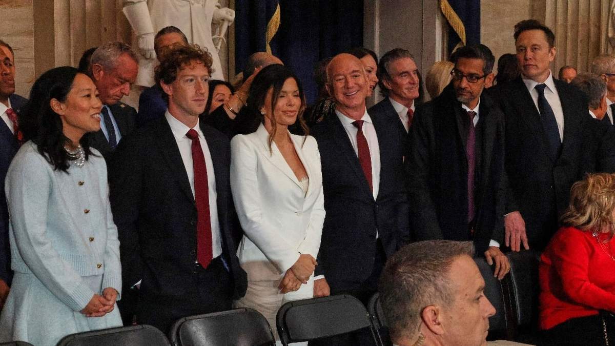 De izquierda de derecha, Priscilla Chan y su esposo Mark Zuckerberg, Lauren Sanchez y su prometido Jeff Bezos, el director ejecutivo de Google Sundar Pichai y el dueño de Tesla, SpaceX y la plataforma social X, Elon Musk, en la ceremonia de investidura de Donald Trump