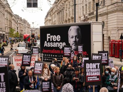 Corte británica ordena retrasar extradición de fundador de WikiLeaks a EU
