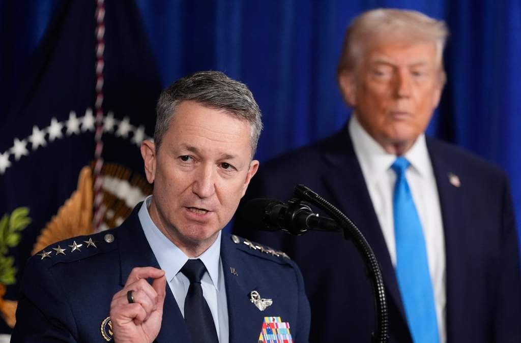 El presidente Donald Trump escucha mientras el jefe del Estado Mayor Conjunto, general Dan Caine, habla en Mar-a-Lago, el sábado 3 de enero de 2026, en Palm Beach, Florida