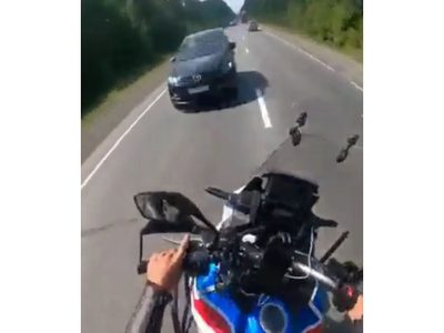 Motociclista termina con el pie deshecho tras querer rebasar un tráiler (Video)