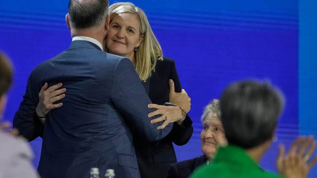 Kirsty Coventry es felicitada tras ser elegida como nueva presidenta del Comité Olímpico Internacional, en Costa Navarino, Grecia, este jueves 20 de marzo de 2025