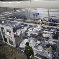 Instalaciones fronterizas de EU para niños migrantes mejoran, pero se necesita más, dice informe