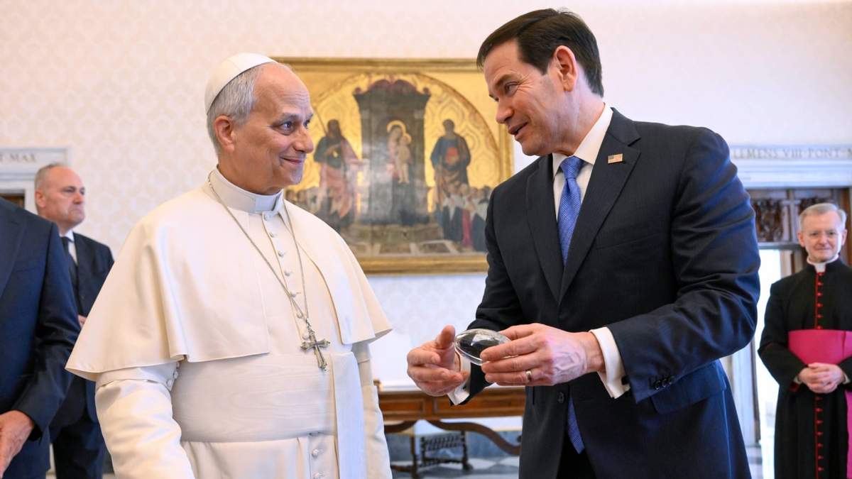 El papa León XIV intercambia regalos con el secretario de Estado estadounidense Marco Rubio, derecha, durante su encuentro en la biblioteca privada del papa en el Vaticano, el jueves 7 de mayo de 2026