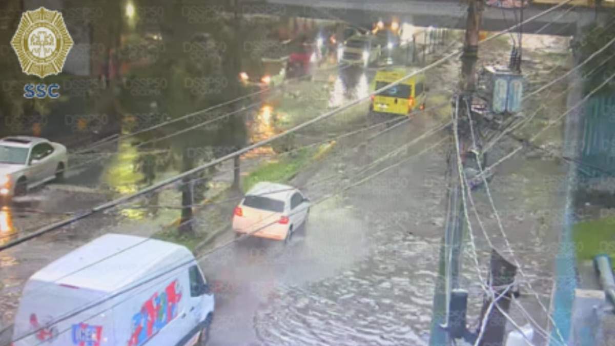Encharcamiento en la Carretera Picacho-Ajusco a la altura de Anillo Periférico con dirección al Norte, colonia Fuentes del Pedregal