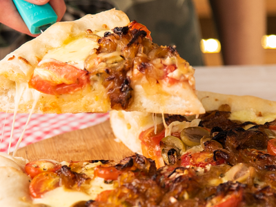 Pizzetas exprés con bordes rellenos: en pocos minutos hacé esta receta fácil que es una delicia para cualquier ocasión