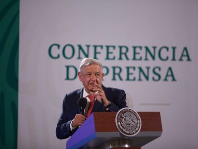 AMLO celebra mayoría en la Cámara y ventaja en gubernaturas; lamenta avance opositor en CDMX