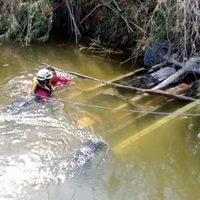 Hallan seis cadáveres dentro de camioneta que estaba sumergida en una acequia en NL
