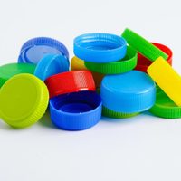 No tires las tapas plásticas de las botellas y creá este posavasos coquette y original para tu mesa