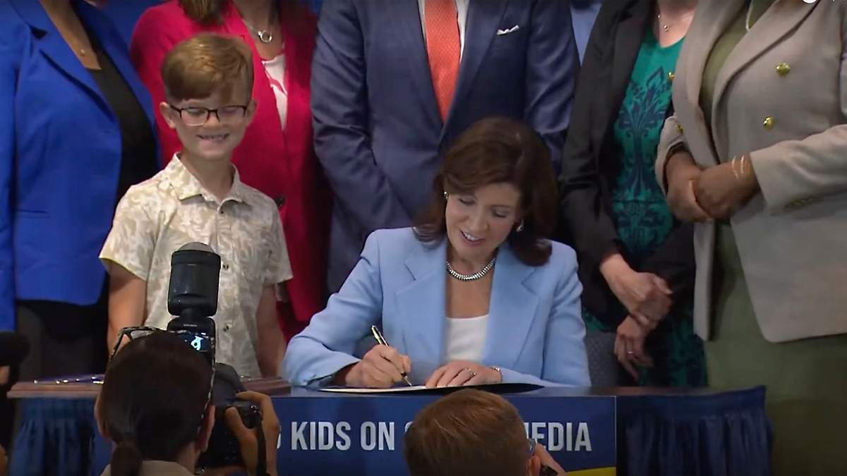 La gobernadora Kathy Hochul firma el proyecto de ley