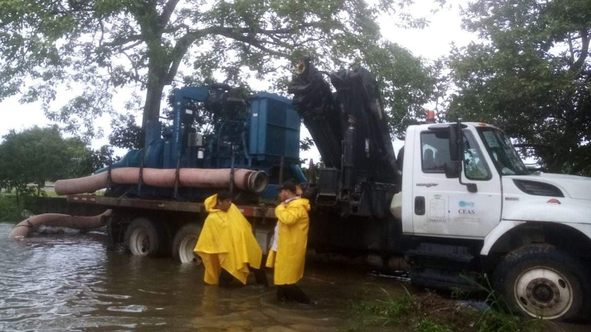 Personal del Sistema de Aguas de la Ciudad de México (Sacmex) en las inundaciones de Tabasco