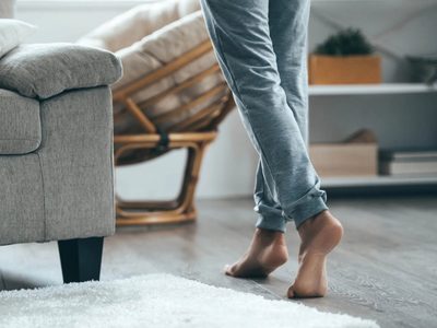 Consejos útiles para el hogar: por qué es mejor estar descalzo