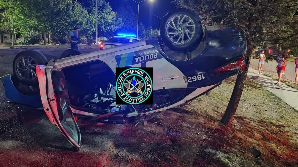 El patrullero quedó con sus ruedas hacia arriba. Fuente: (Bomberos Voluntarios Plottier)