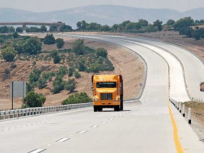 Diciembre, mes de los asaltos, dicen traileros: Cárteles imponen su ley en las carreteras federales