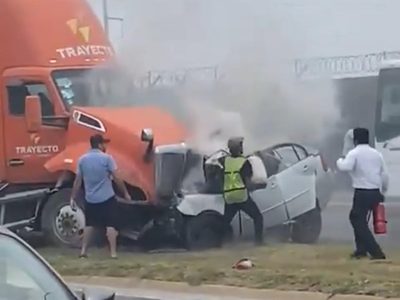 Auto pierde el control y se estrella de frente con un tráiler en Nuevo León (Video)