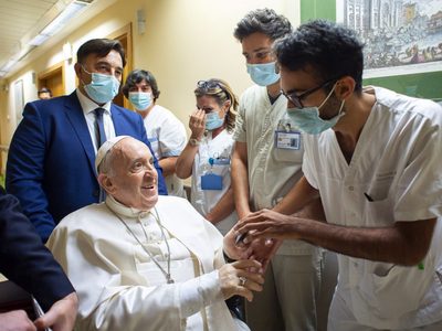 El papa Francisco dejó el Hospital de Gemelli, a diez días de su cirugía de colon