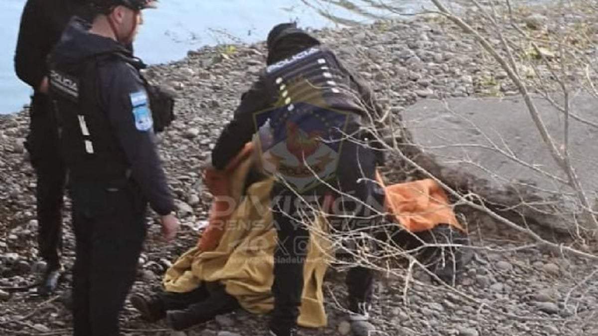 La mujer fue rescatada por personal de bicipolicías. Fuente (Policía de Neuquén)