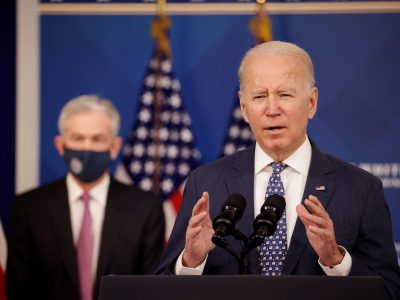Joe Biden ordenará liberar millones de barriles de petróleo para bajar el precio del combustible