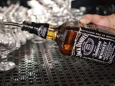 Ventas de whiskey estadunidense caen ante amenazas de guerra comercial
