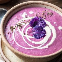 Reconfortante, saludable y fácil: la receta de sopa de repollo morado que tenés que probar este invierno