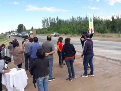 Un grupo de vecinos reclama por la seguridad vial en la Ruta 22