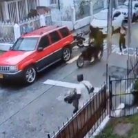 Con patada voladora, un hombre detiene a dos ladrones (Video)