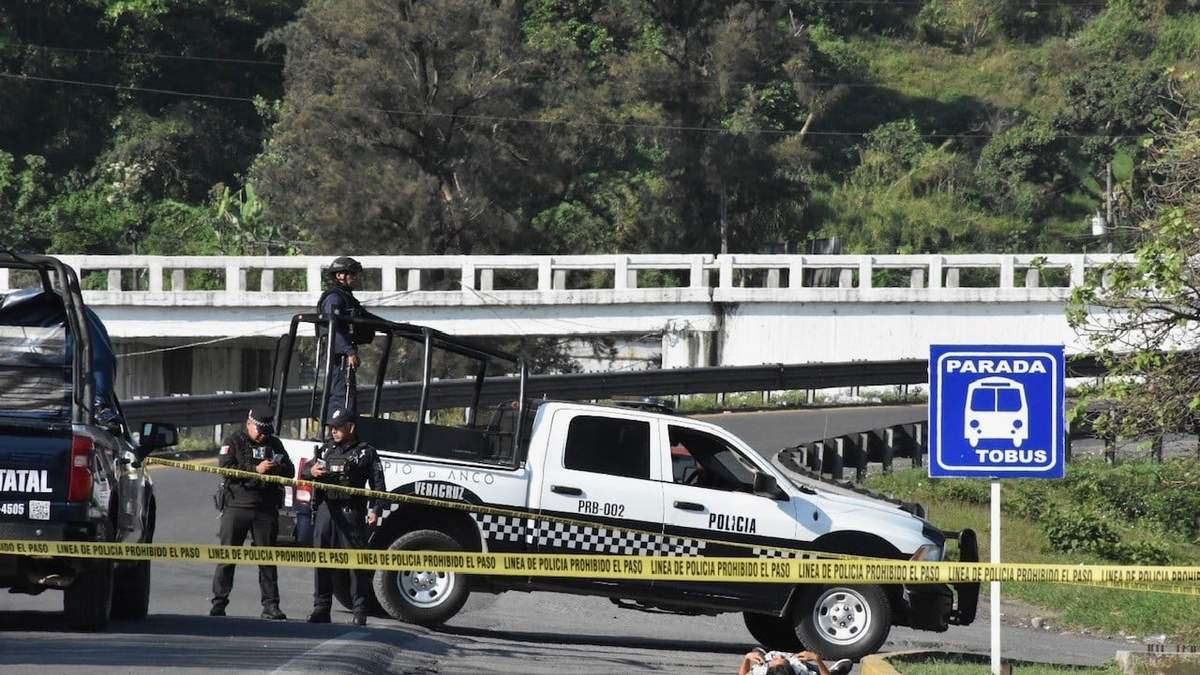 Autoridades llegan a la escena del asesinato de dos personas en en Huiloapan, Veracruz