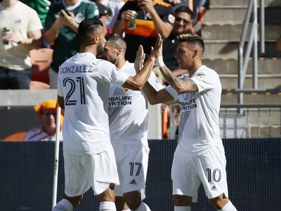 Golazo de Pavón y empate del Galaxy en el debut de Chicharito en la MLS