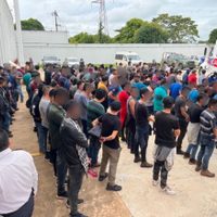 Detienen en Veracruz a más de 300 centroamericanos hacinados en un tráiler