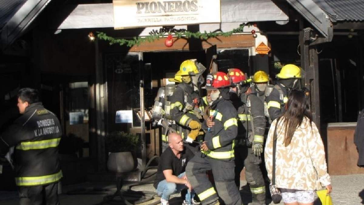 Un incendio se desató en el restaurante Pioneros. Fuente (Facebook)