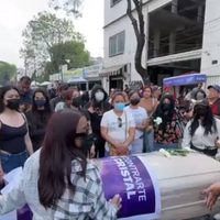 Llevan féretro de Perla Cristal a la FGJCDMX; exigencia de justicia termina en gresca (Videos)