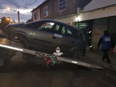 Allanaron un taller mecánico y lograron recuperar dos autos que habían sido robados