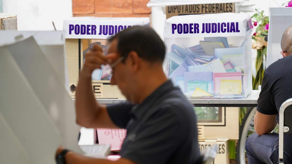 Un ciudadano en el momento de ejercer su voto en una casilla de la CDMX