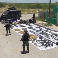 Militares aseguran un arsenal que incluye lanzagranadas, fusiles Barret y un cohete, en Tamaulipas